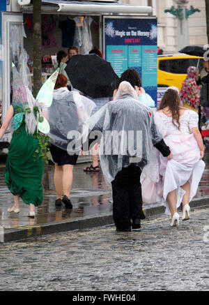 Großbritannien Wetter. Liverpool Vereinigtes Königreich. 12 entpuppen Juni 2016.Wet Nachmittag in Liverpool als Hunderte von Menschen zum Beispiel die Disney Aktivitäten auf dem Molenkopf. Disney Cruise Liner besichtigte die Stadt heute. Bildnachweis: ALAN EDWARDS/Alamy Live-Nachrichten Stockfoto