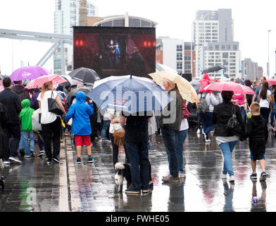 Großbritannien Wetter. Liverpool Vereinigtes Königreich. 12 entpuppen Juni 2016.Wet Nachmittag in Liverpool als Hunderte von Menschen zum Beispiel die Disney Aktivitäten auf dem Molenkopf. Disney Cruise Liner besichtigte die Stadt heute. Bildnachweis: ALAN EDWARDS/Alamy Live-Nachrichten Stockfoto