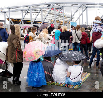 Großbritannien Wetter. Liverpool Vereinigtes Königreich. 12 entpuppen Juni 2016.Wet Nachmittag in Liverpool als Hunderte von Menschen zum Beispiel die Disney Aktivitäten auf dem Molenkopf. Die Cruise Liner Disney Magic besichtigte die Stadt heute. Bildnachweis: ALAN EDWARDS/Alamy Live-Nachrichten Stockfoto