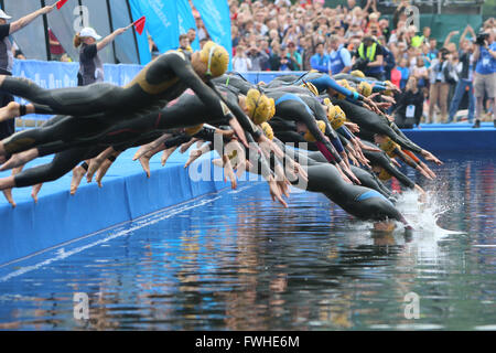 Leeds, UK. 12. Juni 2016. Elite Frauen ins Wasser Credit Dan Cooke / Alamy Live News Stockfoto