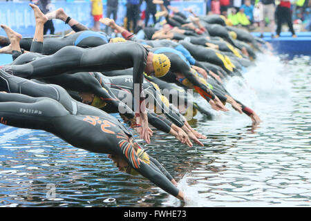 Leeds, UK. 12. Juni 2016. Die Elite Männer ins Wasser Credit Dan Cooke / Alamy Live News Stockfoto