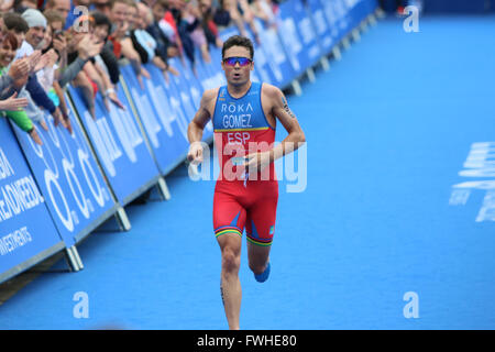 Leeds, UK. 12. Juni 2016. Javier Gomez tritt in seiner letzten Runde des Rennens Mens Credit Dan Cooke / Alamy Live News Stockfoto