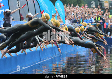 Leeds, UK. 12. Juni 2016. Elite Frauen ins Wasser Credit Dan Cooke / Alamy Live News Stockfoto