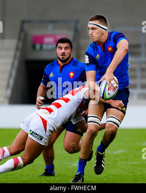 Manchester, UK. 11. Juni 2016. Lukhan Lealaiaulolo (R) von Frankreich u20 wurde während der Rugby-U20-Weltmeisterschaft zwischen Frankreich Vs Japan AJ-Bell-Stadion in Manchester, England in Angriff genommen. Bildnachweis: Taka Wu/Alamy Live-Nachrichten Stockfoto