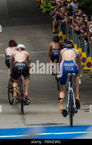 Leeds, UK. 12. Juni 2016. Elite Escort Ladies ab Radfahren Bein der WTS Triathlon Rennen in Leeds.  Gwen Jorgensen (in blau) war der Gesamtsieger. Bildnachweis: James Copeland/Alamy Live-Nachrichten Stockfoto