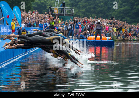 Leeds, UK. 12. Juni 2016. Start der Damen Elite Triathlon in Roundhay Park in Leeds.  Die erste Zeit Leeds hat die Triathlon-Weltmeisterschaft veranstaltet. Bildnachweis: James Copeland/Alamy Live-Nachrichten Stockfoto