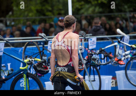 Leeds, UK. 12. Juni 2016. Jodie Stimpson GBP Triathlet betreten den Übergang vom Schwimmen Fahrrad in Roundhay Park in Leeds Credit darauf: James Copeland/Alamy Live News Stockfoto