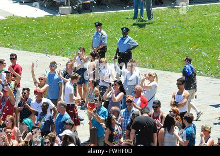 Philadelphia, Pennsylvania, USA. 12. Juni 2016. Polizisten halten Sie ein Auge auf die Menschenmassen entlang der Route des Juni 12., 2016 Philly Pride Parade in Center City Philadelphia, Pennsylvania. © Bastiaan Slabbers/ZUMA Draht/Alamy Live-Nachrichten Stockfoto