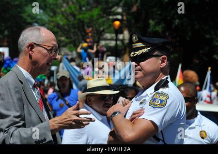 Philadelphia, Pennsylvania, USA. 12. Juni 2016. Polizisten halten Sie ein Auge auf die Menschenmassen entlang der Route des Juni 12., 2016 Philly Pride Parade in Center City Philadelphia, Pennsylvania. © Bastiaan Slabbers/ZUMA Draht/Alamy Live-Nachrichten Stockfoto