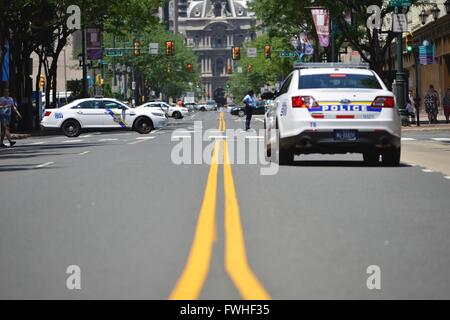 Philadelphia, Pennsylvania, USA. 12. Juni 2016. Polizisten halten Sie ein Auge auf die Menschenmassen entlang der Route des Juni 12., 2016 Philly Pride Parade in Center City Philadelphia, Pennsylvania. © Bastiaan Slabbers/ZUMA Draht/Alamy Live-Nachrichten Stockfoto