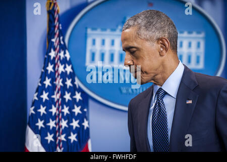 Washington, District Of Columbia, USA. 12. Juni 2016. US-Präsident BARACK OBAMA verlässt Brady Press Briefing-Raum nach einem Gespräch mit Journalisten im Weißen Haus über die tödlichen Schießerei am Vorabend in einem Schwulen Nachtclub in Orlando Florida. Etwa 50 Personen wurden getötet und mindestens 53 weitere wurden verletzt, in was zu den tödlichsten Masse schießen der US-Geschichte zu sein scheint. Bildnachweis: Pete Marovich/CNP/ZUMA Draht/Alamy Live-Nachrichten Stockfoto