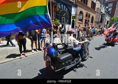 Philadelphia, Pennsylvania, USA. 12. Juni 2016. Im Zuge einer Masse, die Dreharbeiten in Orlando, Florida sammelt die Philadelphia LGBT-Gemeinschaft, zusammen mit gewählten Beamten, für die 28. jährlichen Philly Gay Pride. Bildnachweis: Bastiaan Slabbers/ZUMA Draht/Alamy Live-Nachrichten Stockfoto