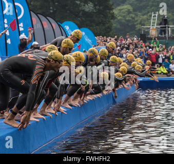 Leeds, UK. 12. Juni 2016. Elite Männer ab Freiwasser schwimmen in der ersten Etappe des WTS Triathlon in Leeds, UK. Bildnachweis: James Copeland/Alamy Live-Nachrichten Stockfoto