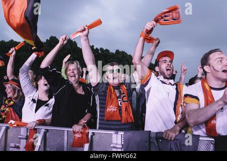 Berlin, Deutschland. 12. Juni 2016. Deutsche Fußball-Fans feiern ein Tor der deutschen Nationalmannschaft, wie sie die Euro 2016 Fußballspiel zwischen Deutschland und der Ukraine in eine Fan-Zone vor dem Brandenburger Tor in Berlin zu sehen. Bildnachweis: Jan Scheunert/ZUMA Draht/Alamy Live-Nachrichten Stockfoto