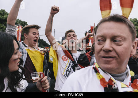 Berlin, Deutschland. 12. Juni 2016. Deutsche Fußball-Fans jubeln, bevor sie die Euro 2016 Fußballspiel zwischen Deutschland und der Ukraine in eine Fan-Zone vor dem Brandenburger Tor in Berlin zu sehen. Bildnachweis: Jan Scheunert/ZUMA Draht/Alamy Live-Nachrichten Stockfoto