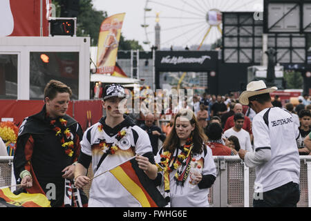 Berlin, Deutschland. 12. Juni 2016. Deutsche Fußball-Fans in einem Fan-Zone vor dem Brandenburger Tor in Berlin. Bildnachweis: Jan Scheunert/ZUMA Draht/Alamy Live-Nachrichten Stockfoto