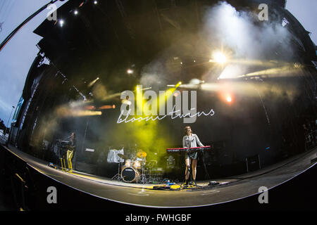 Mailand Italien. 12. Juni 2016. Die ukrainischen geborene Engländer pop Musik Gruppe BLOOM Zwillinge führt live auf der Bühne in Assago Sommerarena Eröffnungsshow von Duran Duran Credit: Rodolfo weitertransferiert/Alamy Live News Stockfoto