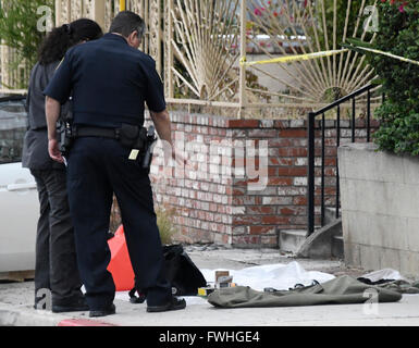 Ermittler schauen vorbei und sammeln Sie Beweise für einen Mann, dessen Auto mit Sprengstoff gefüllt war, und Waffen von Santa Monica Polizei früh Sonntag auf dem Weg nach LA Pride-Parade in West Hollywood.James Howell, 20, aus Indiana, wurde verhaftet, in der Stadt Santa Monica verhaftet und erzählte der Polizei wollte er Menschen an der gay-Pride-Veranstaltung zu Schaden. 12. Juni 2016. Zu seiner Zeit gibt es keine Info, noch besitzt er eine Bindung an den Dreharbeiten zu Orlando FL. Foto von gen Blevins/LA DailyNews/ZUMAPRESS. Bildnachweis: Gene Blevins/ZUMA Draht/Alamy Live-Nachrichten Stockfoto