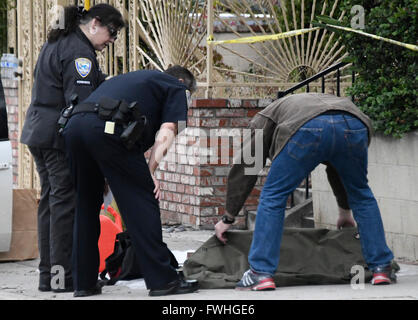 Ermittler schauen vorbei und sammeln Sie Beweise für einen Mann, dessen Auto mit Sprengstoff gefüllt war, und Waffen von Santa Monica Polizei früh Sonntag auf dem Weg nach LA Pride-Parade in West Hollywood.James Howell, 20, aus Indiana, wurde verhaftet, in der Stadt Santa Monica verhaftet und erzählte der Polizei wollte er Menschen an der gay-Pride-Veranstaltung zu Schaden. 12. Juni 2016. Zu seiner Zeit gibt es keine Info, noch besitzt er eine Bindung an den Dreharbeiten zu Orlando FL. Foto von gen Blevins/LA DailyNews/ZUMAPRESS. Bildnachweis: Gene Blevins/ZUMA Draht/Alamy Live-Nachrichten Stockfoto