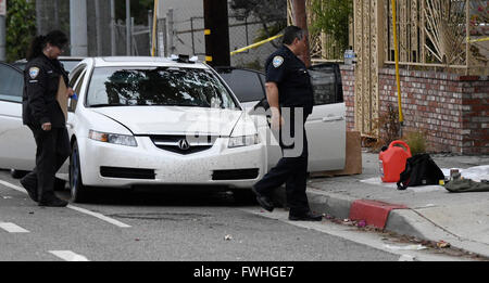 Ermittler schauen vorbei und sammeln Sie Beweise für einen Mann, dessen Auto mit Sprengstoff gefüllt war, und Waffen von Santa Monica Polizei früh Sonntag auf dem Weg nach LA Pride-Parade in West Hollywood.James Howell, 20, aus Indiana, wurde verhaftet, in der Stadt Santa Monica verhaftet und erzählte der Polizei wollte er Menschen an der gay-Pride-Veranstaltung zu Schaden. 12. Juni 2016. Zu seiner Zeit gibt es keine Info, noch besitzt er eine Bindung an den Dreharbeiten zu Orlando FL. Foto von gen Blevins/LA DailyNews/ZUMAPRESS. Bildnachweis: Gene Blevins/ZUMA Draht/Alamy Live-Nachrichten Stockfoto