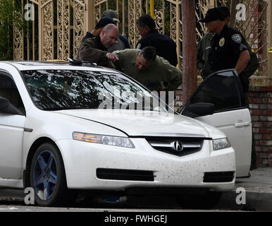 Ermittler schauen vorbei und sammeln Sie Beweise für einen Mann, dessen Auto mit Sprengstoff gefüllt war, und Waffen von Santa Monica Polizei früh Sonntag auf dem Weg nach LA Pride-Parade in West Hollywood.James Howell, 20, aus Indiana, wurde verhaftet, in der Stadt Santa Monica verhaftet und erzählte der Polizei wollte er Menschen an der gay-Pride-Veranstaltung zu Schaden. 12. Juni 2016. Zu seiner Zeit gibt es keine Info, noch besitzt er eine Bindung an den Dreharbeiten zu Orlando FL. Foto von gen Blevins/LA DailyNews/ZUMAPRESS. Bildnachweis: Gene Blevins/ZUMA Draht/Alamy Live-Nachrichten Stockfoto