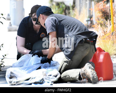 Ermittler schauen vorbei und sammeln Sie Beweise für einen Mann, dessen Auto mit Sprengstoff gefüllt war, und Waffen von Santa Monica Polizei früh Sonntag auf dem Weg nach LA Pride-Parade in West Hollywood.James Howell, 20, aus Indiana, wurde verhaftet, in der Stadt Santa Monica verhaftet und erzählte der Polizei wollte er Menschen an der gay-Pride-Veranstaltung zu Schaden. 12. Juni 2016. Zu seiner Zeit gibt es keine Info, noch besitzt er eine Bindung an den Dreharbeiten zu Orlando FL. Foto von gen Blevins/LA DailyNews/ZUMAPRESS. Bildnachweis: Gene Blevins/ZUMA Draht/Alamy Live-Nachrichten Stockfoto