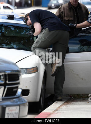 Ermittler schauen vorbei und sammeln Sie Beweise für einen Mann, dessen Auto mit Sprengstoff gefüllt war, und Waffen von Santa Monica Polizei früh Sonntag auf dem Weg nach LA Pride-Parade in West Hollywood.James Howell, 20, aus Indiana, wurde verhaftet, in der Stadt Santa Monica verhaftet und erzählte der Polizei wollte er Menschen an der gay-Pride-Veranstaltung zu Schaden. 12. Juni 2016. Zu seiner Zeit gibt es keine Info, noch besitzt er eine Bindung an den Dreharbeiten zu Orlando FL. Foto von gen Blevins/LA DailyNews/ZUMAPRESS. Bildnachweis: Gene Blevins/ZUMA Draht/Alamy Live-Nachrichten Stockfoto