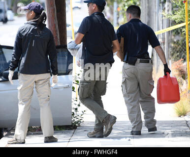 Ermittler schauen vorbei und sammeln Sie Beweise für einen Mann, dessen Auto mit Sprengstoff gefüllt war, und Waffen von Santa Monica Polizei früh Sonntag auf dem Weg nach LA Pride-Parade in West Hollywood.James Howell, 20, aus Indiana, wurde verhaftet, in der Stadt Santa Monica verhaftet und erzählte der Polizei wollte er Menschen an der gay-Pride-Veranstaltung zu Schaden. 12. Juni 2016. Zu seiner Zeit gibt es keine Info, noch besitzt er eine Bindung an den Dreharbeiten zu Orlando FL. Foto von gen Blevins/LA DailyNews/ZUMAPRESS. Bildnachweis: Gene Blevins/ZUMA Draht/Alamy Live-Nachrichten Stockfoto