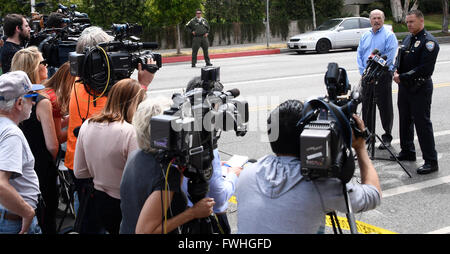 Santa Monica CA. 12. Juni 2016. (R) Santa Monica beleuchtet. Sal Rodriguez Updates die Medien auf verdächtige James Howell dessen Auto Sprengstoff und Waffen voller wurde von Santa Monica Polizei verhaftet frühen Sonntag auf dem Weg nach LA Pride-Parade in West Hollywood.James Howell, 20, aus Indiana, wurde verhaftet in der Stadt von Santa Monica und erzählte der Polizei wollte er Menschen an der gay-Pride-Veranstaltung zu Schaden. Zu seiner Zeit gibt es keine Info, noch besitzt er eine Bindung an den Dreharbeiten zu Orlando FL. Foto von gen Blevins/LA DailyNews/ZUMAPRESS. Bildnachweis: Gene Blevins/ZUMA Draht/Alamy Live-Nachrichten Stockfoto