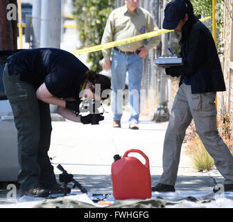 Ermittler schauen vorbei und sammeln Sie Beweise für einen Mann, dessen Auto mit Sprengstoff gefüllt war, und Waffen von Santa Monica Polizei früh Sonntag auf dem Weg nach LA Pride-Parade in West Hollywood.James Howell, 20, aus Indiana, wurde verhaftet, in der Stadt Santa Monica verhaftet und erzählte der Polizei wollte er Menschen an der gay-Pride-Veranstaltung zu Schaden. 12. Juni 2016. Zu seiner Zeit gibt es keine Info, noch besitzt er eine Bindung an den Dreharbeiten zu Orlando FL. Foto von gen Blevins/LA DailyNews/ZUMAPRESS. Bildnachweis: Gene Blevins/ZUMA Draht/Alamy Live-Nachrichten Stockfoto