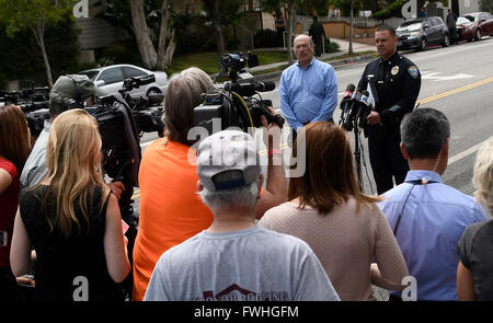 Santa Monica CA. 12. Juni 2016. (R) Santa Monica beleuchtet. Sal Rodriguez Updates die Medien auf verdächtige James Howell dessen Auto Sprengstoff und Waffen voller wurde von Santa Monica Polizei verhaftet frühen Sonntag auf dem Weg nach LA Pride-Parade in West Hollywood.James Howell, 20, aus Indiana, wurde verhaftet in der Stadt von Santa Monica und erzählte der Polizei wollte er Menschen an der gay-Pride-Veranstaltung zu Schaden. Zu seiner Zeit gibt es keine Info, noch besitzt er eine Bindung an den Dreharbeiten zu Orlando FL. Foto von gen Blevins/LA DailyNews/ZUMAPRESS. Bildnachweis: Gene Blevins/ZUMA Draht/Alamy Live-Nachrichten Stockfoto