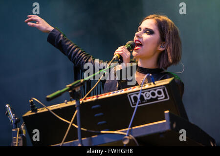 Mailand Italien. 12. Juni 2016. Die ukrainischen geborene Engländer pop Musik Gruppe BLOOM Zwillinge führt live auf der Bühne in Assago Sommerarena Eröffnungsshow von Duran Duran Credit: Rodolfo weitertransferiert/Alamy Live News Stockfoto