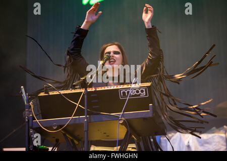 Mailand Italien. 12. Juni 2016. Die ukrainischen geborene Engländer pop Musik Gruppe BLOOM Zwillinge führt live auf der Bühne in Assago Sommerarena Eröffnungsshow von Duran Duran Credit: Rodolfo weitertransferiert/Alamy Live News Stockfoto