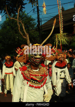 DENPASAR, BALI - JUNI 11: Balinesische Frau halten Früchte während der 38. Bali Arts Festival Parade in Denpasar, am 11. Juni 2016 in Bali, Indonesien. Das Bali-Kunst-Festival fand vom 11. Juni bis 9. Juli 2016, mit Tausenden von balinesischen Künstlern, Kunst Gruppen aus Indonesien und eine Gruppe von Kunst aus Europa, Asien, Afrika und Amerika. © Yanda Dwi Septian/Sijori Bilder/AFLO/Alamy Live News Stockfoto