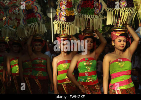 DENPASAR, BALI - JUNI 11: Balinesische Frau halten Früchte während der 38. Bali Arts Festival Parade in Denpasar, am 11. Juni 2016 in Bali, Indonesien. Das Bali-Kunst-Festival fand vom 11. Juni bis 9. Juli 2016, mit Tausenden von balinesischen Künstlern, Kunst Gruppen aus Indonesien und eine Gruppe von Kunst aus Europa, Asien, Afrika und Amerika. © Yanda Dwi Septian/Sijori Bilder/AFLO/Alamy Live News Stockfoto