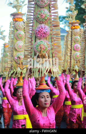 DENPASAR, BALI - JUNI 11: Balinesische Frau halten Früchte während der 38. Bali Arts Festival Parade in Denpasar, am 11. Juni 2016 in Bali, Indonesien. Das Bali-Kunst-Festival fand vom 11. Juni bis 9. Juli 2016, mit Tausenden von balinesischen Künstlern, Kunst Gruppen aus Indonesien und eine Gruppe von Kunst aus Europa, Asien, Afrika und Amerika. © Muhammad Fauzy Chaniago/Sijori Bilder/AFLO/Alamy Live News Stockfoto