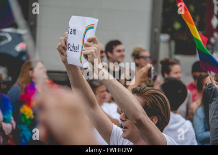 West Hollywood, USA 12. Juni 2016 - ein Mann hält ein Zeichen für Solidarität mit den Opfern der Orlando Erschießungen in West Hollywood Pride Parade Kredit zeigen: Mike Paradies/Alamy Live News Stockfoto