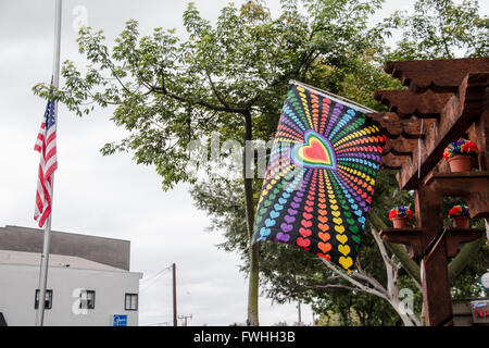 West Hollywood, USA 12. Juni 2016 - Flaggen wehten auf die Hälfte Mitarbeiter nach Orlando Shootings Credit: Mike Paradies/Alamy Live News Stockfoto