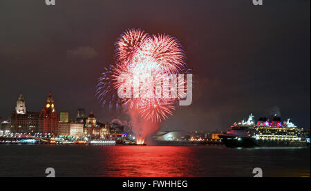 Liverpool, Vereinigtes Königreich. 12. Juni 2016. Nachdem ein ganzer Tag in Liverpool festgemacht, die Disney Kreuzfahrtschiff Disney Magic verließ Liverpool nach einer bunten Feuerwerk am Sonntag Abend, 12. Juni. Bildnachweis: Pak Hung Chan/Alamy Live-Nachrichten Stockfoto