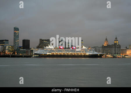 Liverpool, Vereinigtes Königreich. 12. Juni 2016. Das Kreuzfahrtschiff Disney Magic links Liverpool am Sonntag Eveing 12 Juni Nachdem ein buntes Feuerwerk. Bildnachweis: Pak Hung Chan/Alamy Live-Nachrichten Stockfoto