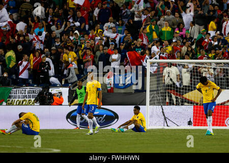 Foxborough, USA. 12. Juni 2016. Spieler von Brasilien reagieren, nachdem die Copa America Centenario-Fußball-Turnier Spiel gegen Peru in Foxborough, Massachusetts in den Vereinigten Staaten am 12. Juni 2016. Brasilien verliert 0: 1. Bildnachweis: Li Muzi/Xinhua/Alamy Live-Nachrichten Stockfoto