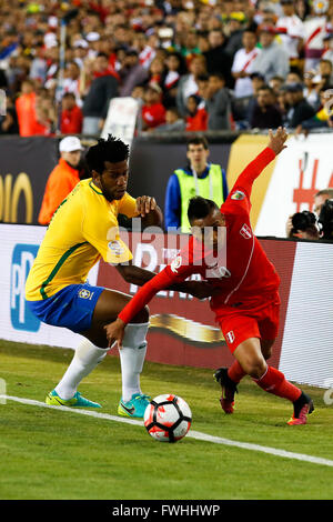 Foxborough, USA. 12. Juni 2016. Gil (L) von Brasilien wetteifert mit Christian Cueva Perus bei der Copa America Centenario Turnier Fußballspiel in Foxborough, Massachusetts in den Vereinigten Staaten am 12. Juni 2016. Brasilien verliert 0: 1. Bildnachweis: Li Muzi/Xinhua/Alamy Live-Nachrichten Stockfoto