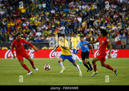 Foxborough, USA. 12. Juni 2016. Lima (C) von Brasilien durchbricht während der Copa America Centenario Turnier Fußballspiel gegen Peru in Foxborough, Massachusetts in den Vereinigten Staaten am 12. Juni 2016. Brasilien verliert 0: 1. Bildnachweis: Li Muzi/Xinhua/Alamy Live-Nachrichten Stockfoto