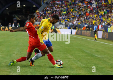 Foxborough, USA. 12. Juni 2016. Gabriel Barbosa (R) von Brasilien wetteifert mit Andy Polo Perus bei der Copa America Centenario-Fußballspiel-Turnier in Foxborough, Massachusetts, USA, am 12. Juni 2016. Brasilien verliert 0: 1. Bildnachweis: Li Muzi/Xinhua/Alamy Live-Nachrichten Stockfoto