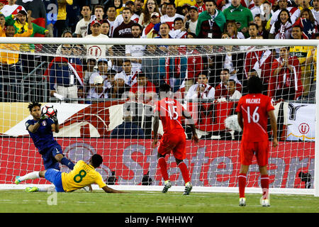 Foxborough, USA. 12. Juni 2016. Torhüter Pedro Gallese (1. L) von Peru blockiert den Ball während der Copa America Centenario Turnier Fußballspiels gegen Brasilien in Foxborough, Massachusetts in den Vereinigten Staaten am 12. Juni 2016. Peru gewann 1: 0. Bildnachweis: Li Muzi/Xinhua/Alamy Live-Nachrichten Stockfoto