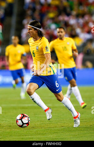 Foxborough, USA. 12. Juni 2016. Filipe Luis Brasiliens durchbricht während der Copa America Centenario Turnier Fußballspiel gegen Peru in Foxborough, Massachusetts in den Vereinigten Staaten am 12. Juni 2016. Brasilien verliert 0: 1. Bildnachweis: Li Muzi/Xinhua/Alamy Live-Nachrichten Stockfoto