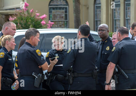 Orlando, Florida, USA. 12. Juni 2016. Orlando-Polizei in der Nähe der Szene des Schießens in Orlando, Florida 12. Juni 2016. Mindestens 50 Menschen wurden getötet und 53 wurden bei einem Anschlag in einem LGBT-Club in Orlando, Florida, in den frühen Morgenstunden 12 Juni verletzt. Der Schütze wurde bei einem Schusswechsel mit der Polizei getötet, nach der Einnahme von Geiseln im Club. : Bildnachweis George Wilson/Dpa: Dpa picture-Alliance/Alamy Live News Stockfoto