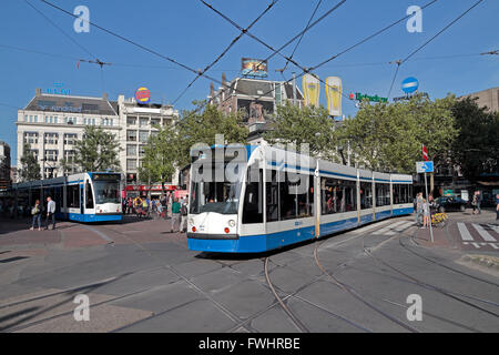 Straßenbahnen am Leidseplein in Amsterdam, Niederlande. Stockfoto