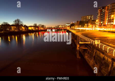 Stadt in Glasgow, Schottland. Malerische Nachtansicht des Flusses Clyde betrachtet aussehende westlich von der Gorbals Street Bridge. Stockfoto