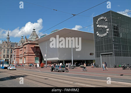 Die moderne Erweiterung entworfen von Benthem Crouwel Architekten, Stedelijk Musuem in Amsterdam, Niederlande. Stockfoto